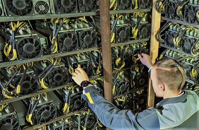 A solar-powered mining farm maximizing efficiency